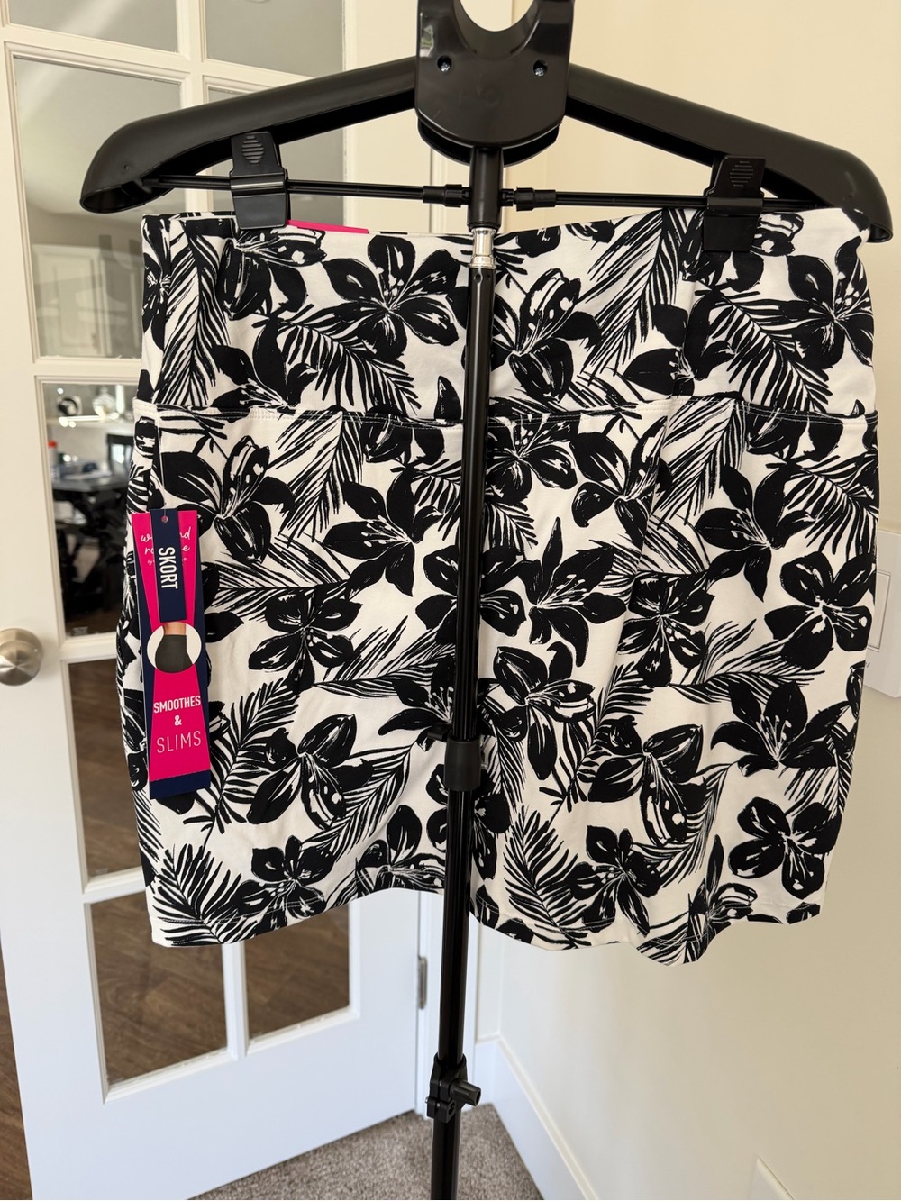NWT Black & White Floral Stretch Skort - Smoothes & Slims